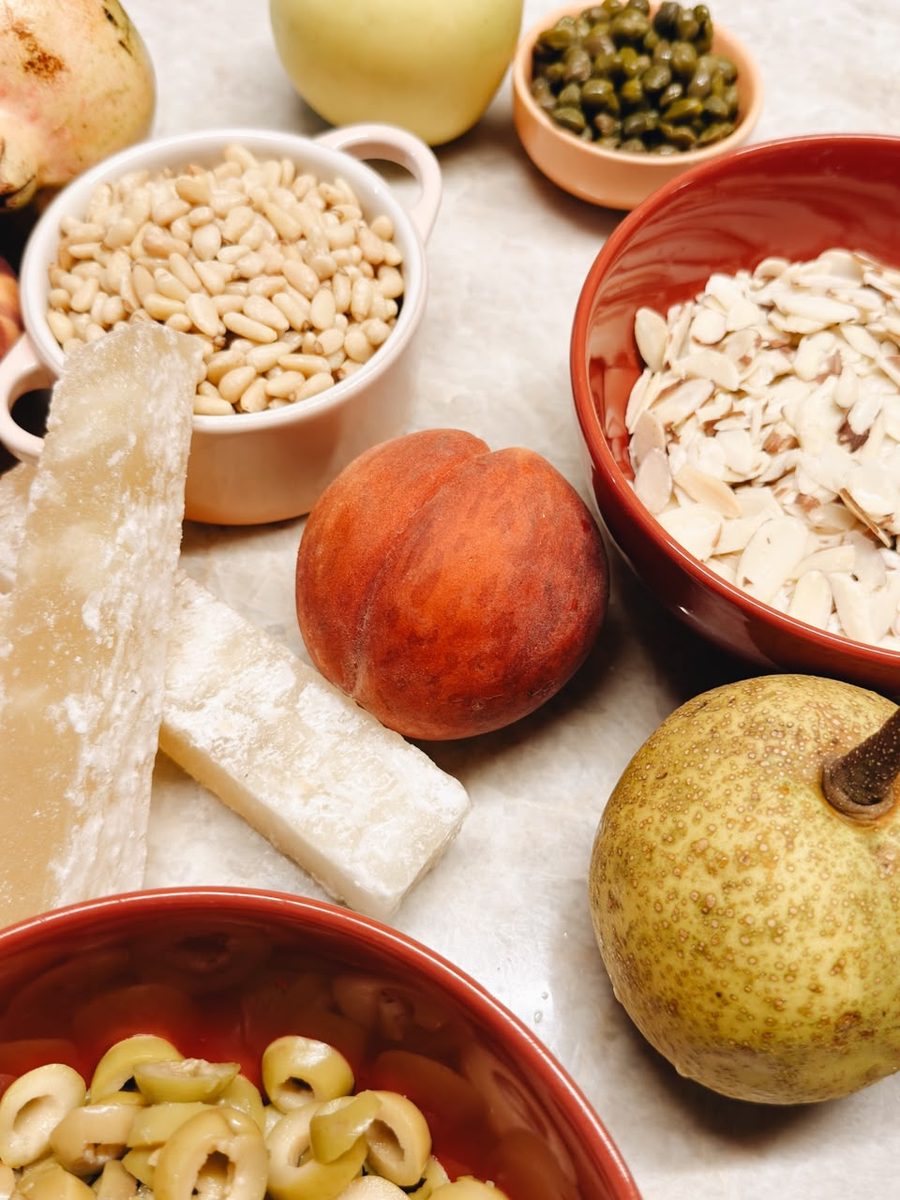 Piñón, almendra, acitrón, durazno, pera, aceituna y alcaparra en cazuelitas, listos para el picadillo.