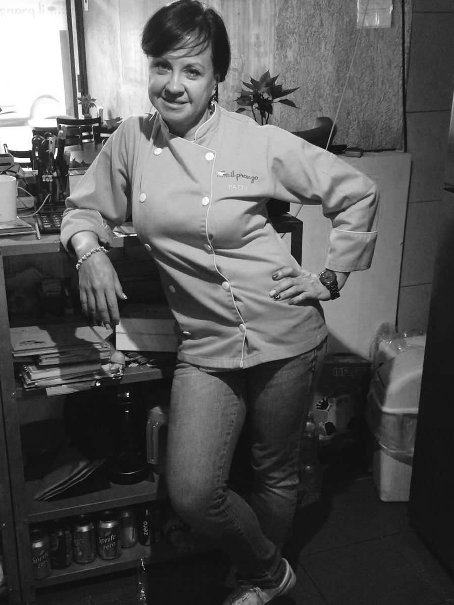 Mamá Patty en sus años de restaurante, de filipina con su nombre bordado.